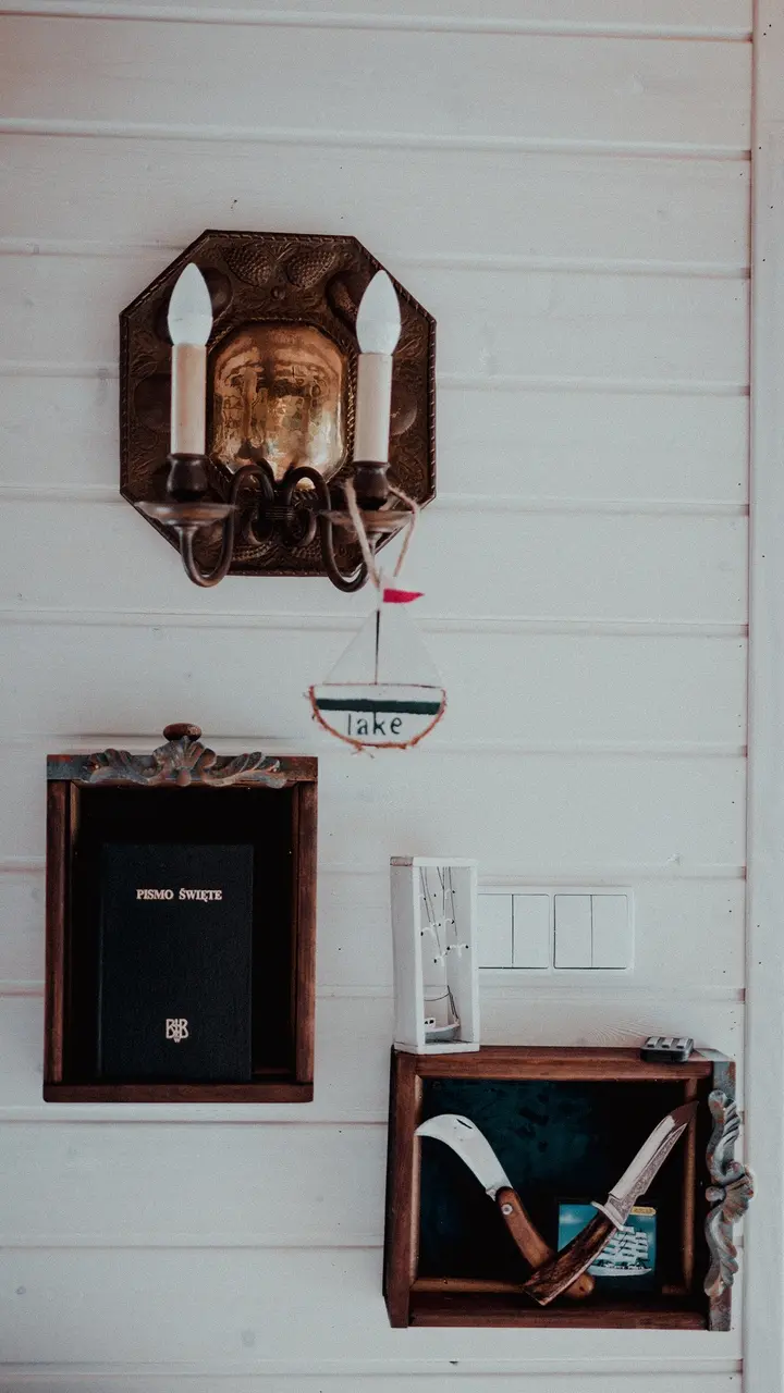 Zatoka Tataraku. Półki w salonie. Zatoka Tataraku. Półki w salonie.