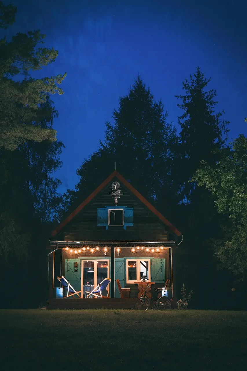 Zatoka Tataraku. Domek od strony jeziora wieczorem.